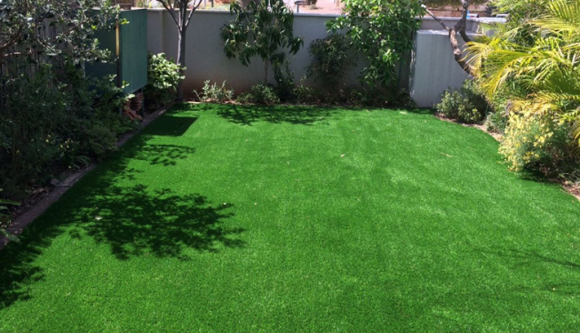 דשא סינטטי עם צמחיה שילוב מיוחד מראה טבעי